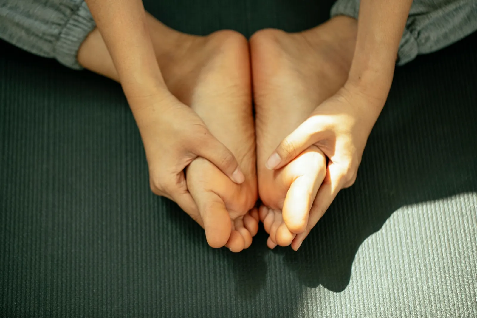 वह आसन जिसे लोग पहले से ही खोज रहे हैं: Reclining Bound Angle Pose के लिए एक कोमल मार्गदर्शिका